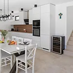With 4 En-suite Bedrooms, Private Pool, 200m From Sandy *