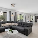 Villa With 4 En-suite Bedrooms, Private Pool, 200m From Sandy