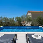 Villa With 4 En-suite Bedrooms, Private Pool, 200m From Sandy