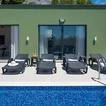 With 4 En-suite Bedrooms, Private Pool, 200m From Sandy Duće