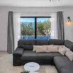 With 4 En-suite Bedrooms, Private Pool, 200m From Sandy Villa *
