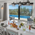 Villa With 4 En-suite Bedrooms, Private Pool, 200m From Sandy Duće
