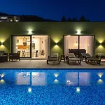 Villa With 4 En-suite Bedrooms, Private Pool, 200m From Sandy