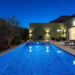 Villa With 4 En-suite Bedrooms, Private Pool, 200m From Sandy