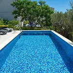Villa With 4 En-suite Bedrooms, Private Pool, 200m From Sandy *