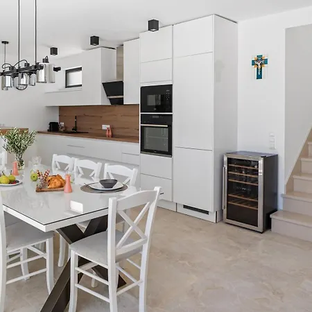 With 4 En-suite Bedrooms, Private Pool, 200m From Sandy *