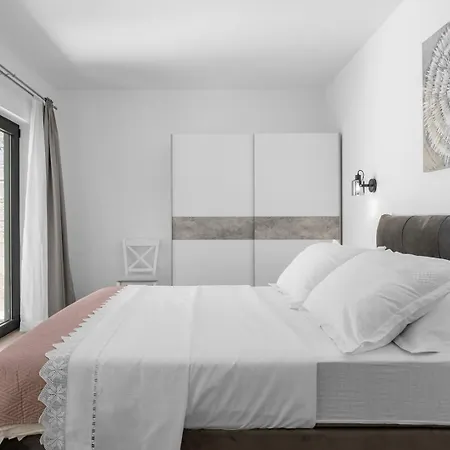 With 4 En-suite Bedrooms, Private Pool, 200m From Sandy * Дуче