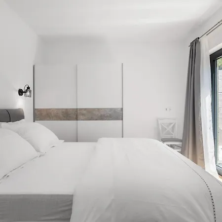 With 4 En-suite Bedrooms, Private Pool, 200m From Sandy Вилла *