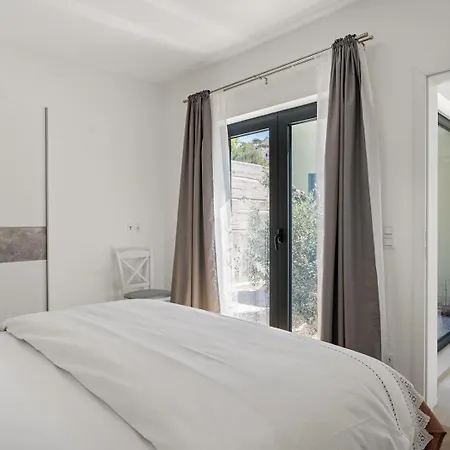 Vila With 4 En-suite Bedrooms, Private Pool, 200m From Sandy *