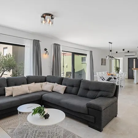 Вилла With 4 En-suite Bedrooms, Private Pool, 200m From Sandy