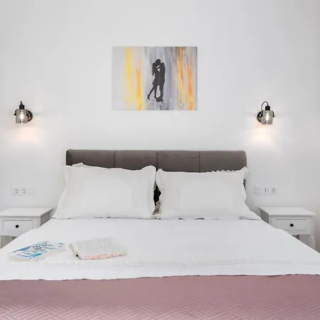 With 4 En-suite Bedrooms, Private Pool, 200m From Sandy