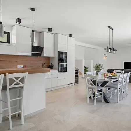 With 4 En-suite Bedrooms, Private Pool, 200m From Sandy Вилла *