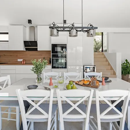 With 4 En-suite Bedrooms, Private Pool, 200m From Sandy