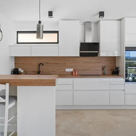 With 4 En-suite Bedrooms, Private Pool, 200m From Sandy *