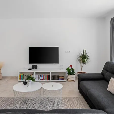 With 4 En-suite Bedrooms, Private Pool, 200m From Sandy * Дуче