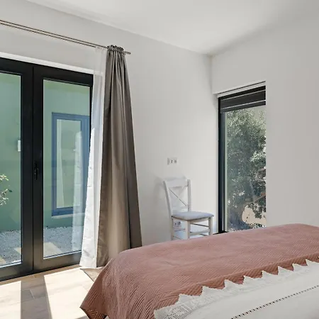 Вилла With 4 En-suite Bedrooms, Private Pool, 200m From Sandy *