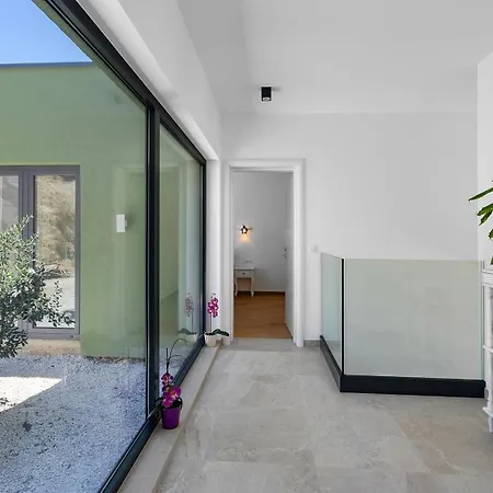 With 4 En-suite Bedrooms, Private Pool, 200m From Sandy Дуче