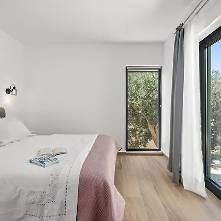 With 4 En-suite Bedrooms, Private Pool, 200m From Sandy * Дуче