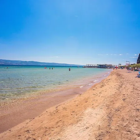 With 4 En-suite Bedrooms, Private Pool, 200m From Sandy