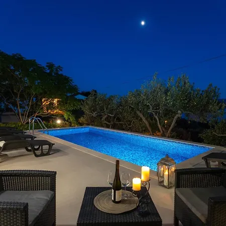 With 4 En-suite Bedrooms, Private Pool, 200m From Sandy * Дуче