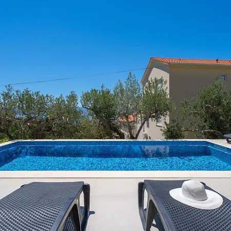 Вилла With 4 En-suite Bedrooms, Private Pool, 200m From Sandy
