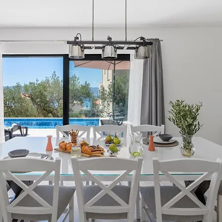 With 4 En-suite Bedrooms, Private Pool, 200m From Sandy Vila *