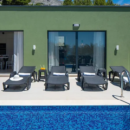 With 4 En-suite Bedrooms, Private Pool, 200m From Sandy Дуче