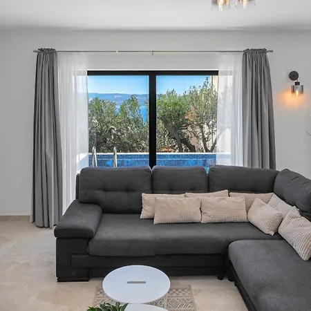 With 4 En-suite Bedrooms, Private Pool, 200m From Sandy Вилла *
