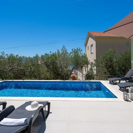 With 4 En-suite Bedrooms, Private Pool, 200m From Sandy Вилла Дуче