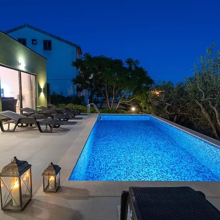With 4 En-suite Bedrooms, Private Pool, 200m From Sandy *