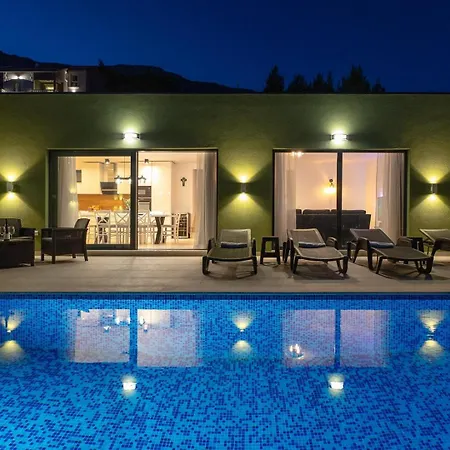 Вилла With 4 En-suite Bedrooms, Private Pool, 200m From Sandy