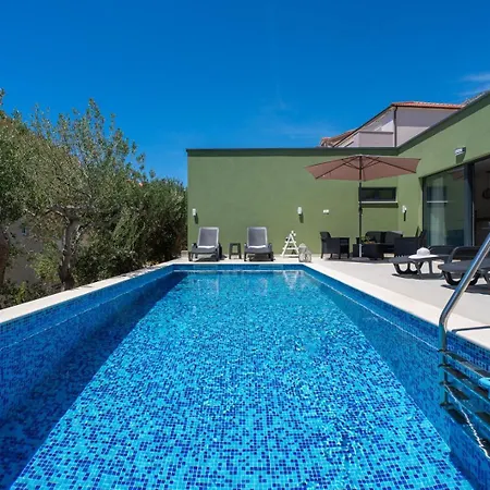 With 4 En-suite Bedrooms, Private Pool, 200m From Sandy Duce