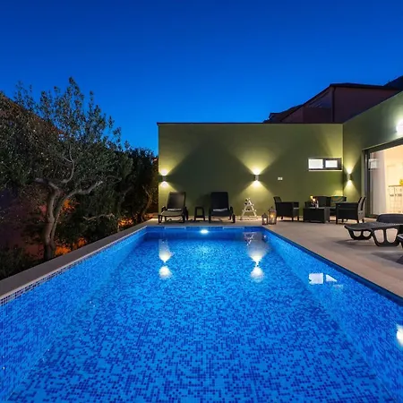Вилла With 4 En-suite Bedrooms, Private Pool, 200m From Sandy