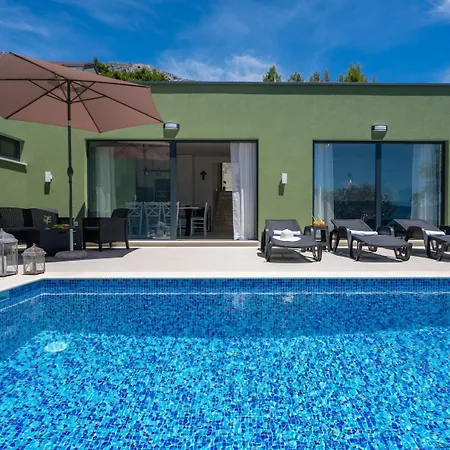 With 4 En-suite Bedrooms, Private Pool, 200m From Sandy *