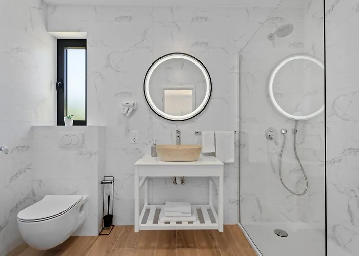 Vila With 4 En-suite Bedrooms, Private Pool, 200m From Sandy