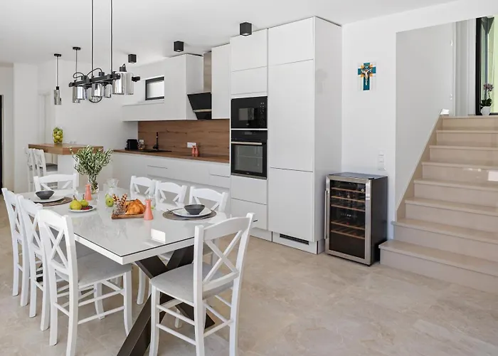 With 4 En-suite Bedrooms, Private Pool, 200m From Sandy *