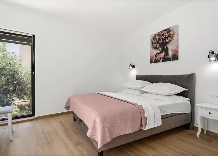 With 4 En-suite Bedrooms, Private Pool, 200m From Sandy Vila *