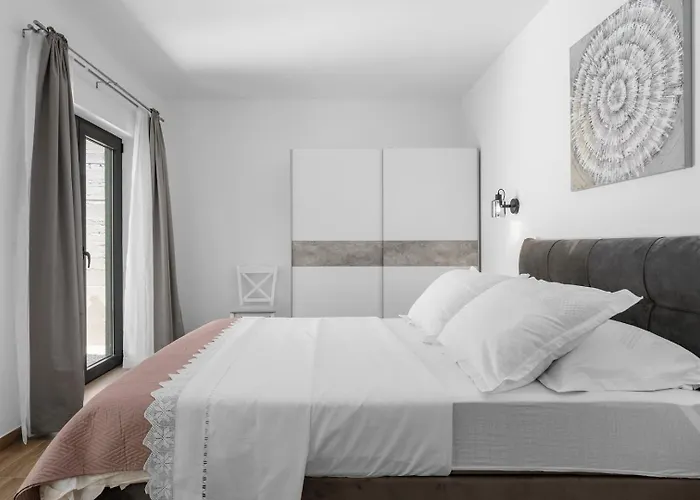 With 4 En-suite Bedrooms, Private Pool, 200m From Sandy * Duce