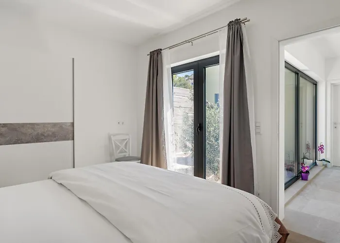 Vila With 4 En-suite Bedrooms, Private Pool, 200m From Sandy *