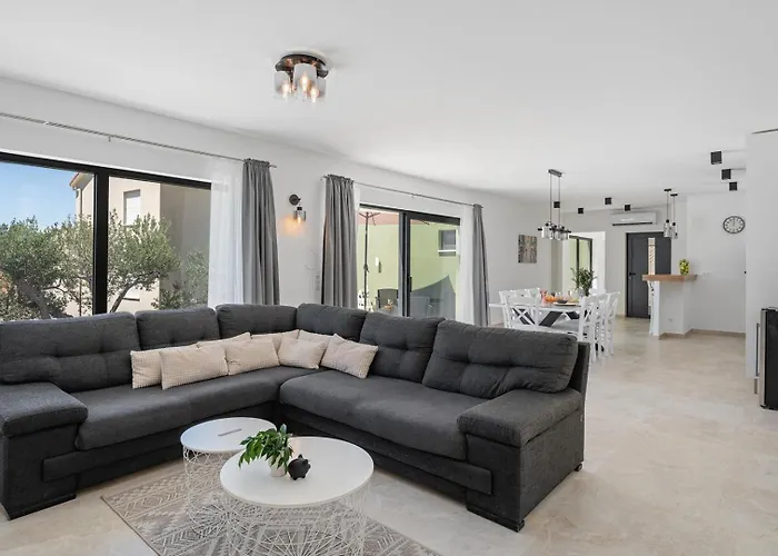 Vila With 4 En-suite Bedrooms, Private Pool, 200m From Sandy