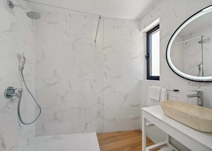 With 4 En-suite Bedrooms, Private Pool, 200m From Sandy Vila *