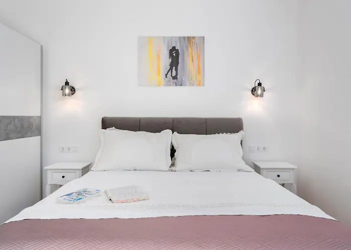 With 4 En-suite Bedrooms, Private Pool, 200m From Sandy