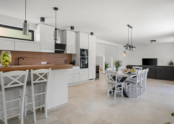 With 4 En-suite Bedrooms, Private Pool, 200m From Sandy Vila *