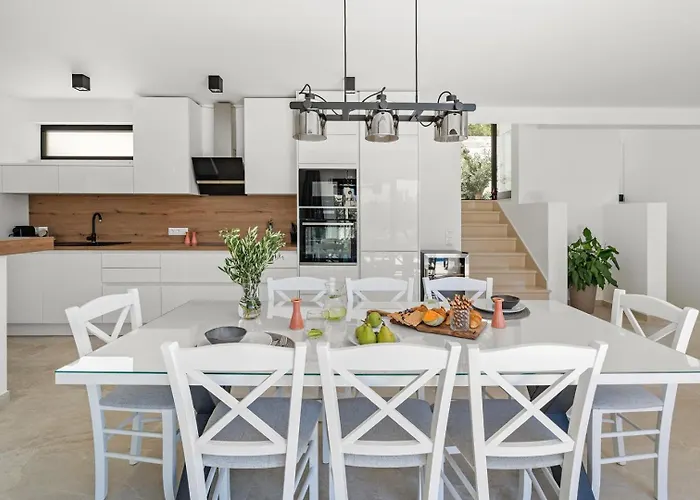 With 4 En-suite Bedrooms, Private Pool, 200m From Sandy