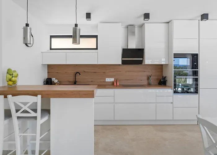 With 4 En-suite Bedrooms, Private Pool, 200m From Sandy *