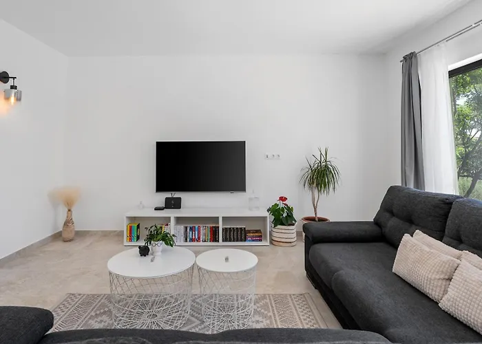 With 4 En-suite Bedrooms, Private Pool, 200m From Sandy * Duce