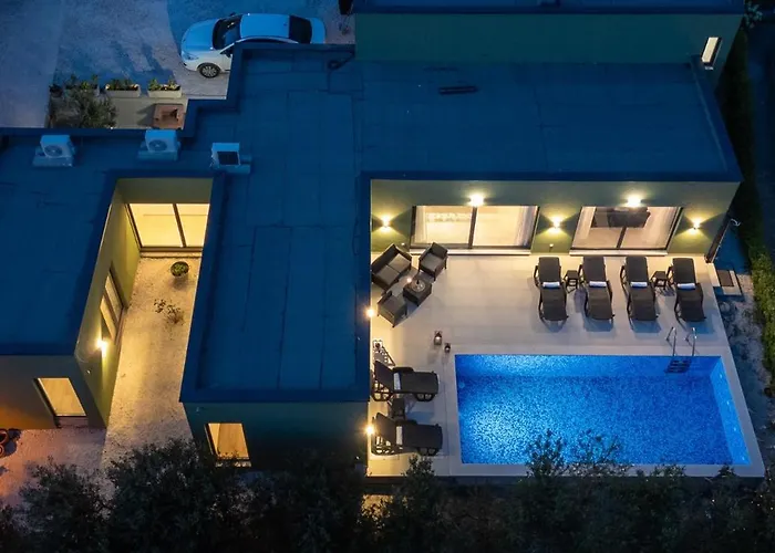 Vila With 4 En-suite Bedrooms, Private Pool, 200m From Sandy