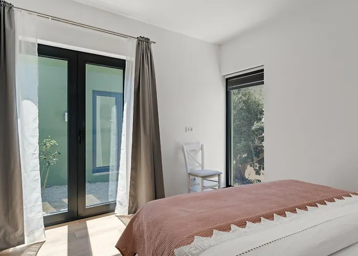 Vila With 4 En-suite Bedrooms, Private Pool, 200m From Sandy *