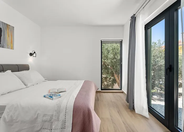 With 4 En-suite Bedrooms, Private Pool, 200m From Sandy * Duce