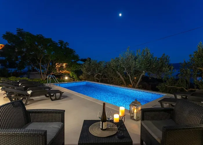 With 4 En-suite Bedrooms, Private Pool, 200m From Sandy * Duce